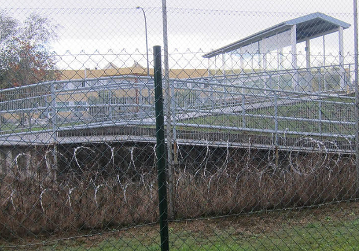 Se fuga en el maletero de un coche un preso de la cárcel de Asturias durante un traslado