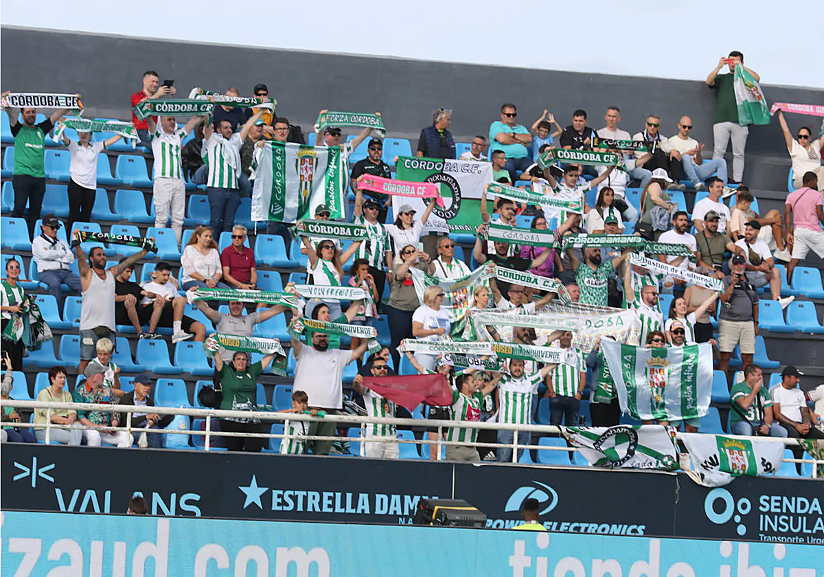 La afición del Córdoba durante el partido ante el Ibiza en las gradas de Can Misses