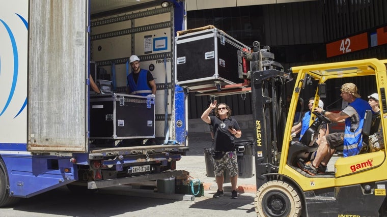 Trabajadores durante el despliegue logístico para el concierto de Taylor Swift