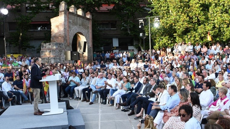 Los asistentes al mitin escuchan el discurso del alcalde de Talavera
