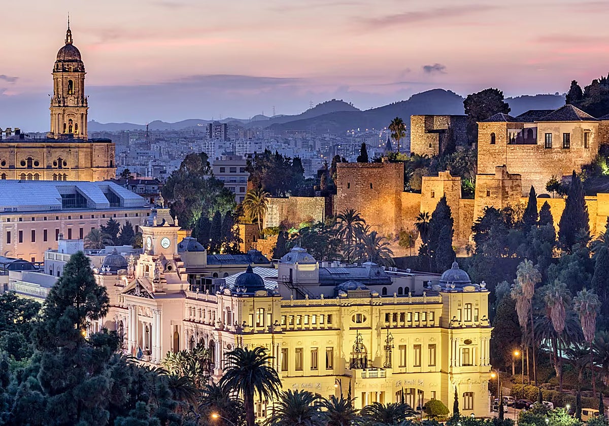 Vista de la Catedral, el Ayuntamiento y la Alcazaba de Málaga