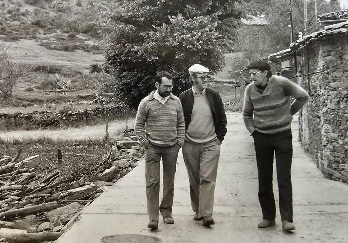 Ignacio Sanz, Miguel Manzano y Avelino Hernández en Santa Ana, pueblo de la comarca del Aliste que recorrieron para escribir sus 'Crónicas del Poniente castellano'