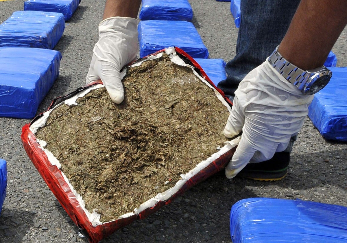 Imagen de archivo de un paquete de marihuana