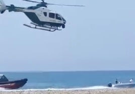 Así persigue la Guardia Civil por mar y aire a una narcolancha en Almería