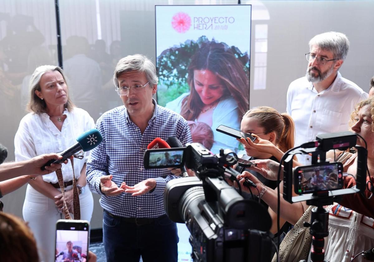 Juan de la Haba, con Javier Cantero e Isabel Albás, en la presentación de la jornada de donación de leche materna en el Teatro Góngora