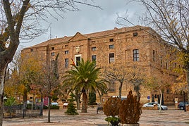 El pueblo de Castilla-La Mancha con un palacio construido por un marqués y vinculado con la Marina Española: dónde está y cómo llegar