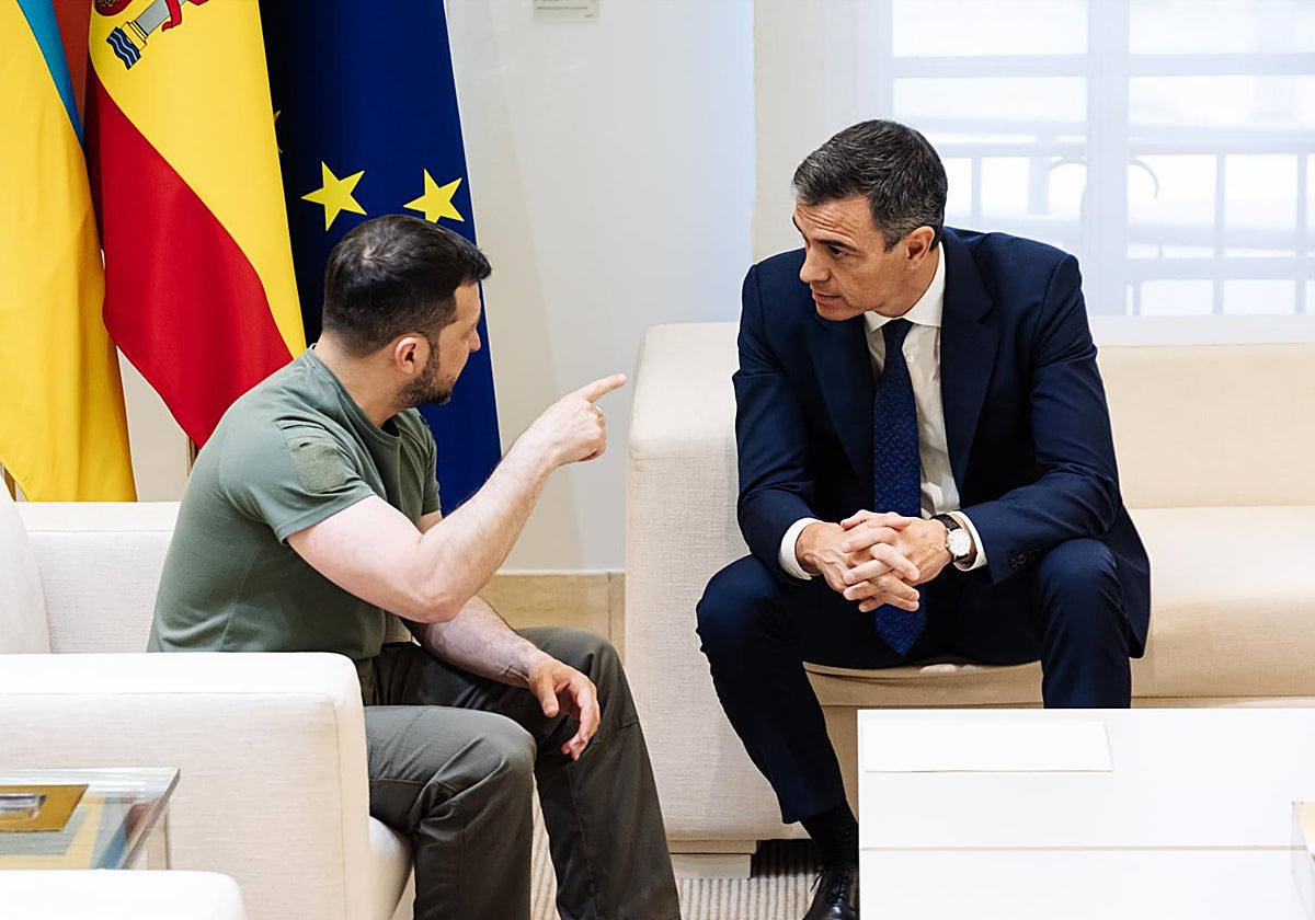 El presidente ucraniano, Volodímir Zelenski, y el del Gobierno español, Pedro Sánchez, en La Moncloa