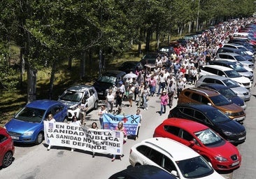 Más de un millar de personas claman ante el Hospital del Bierzo por una mejor sanidad pública