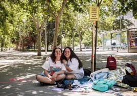 Carmen y Laia, una de las primeras personas en acampar en las inmediaciones del Bernabéu para el concierto de Taylor Swift