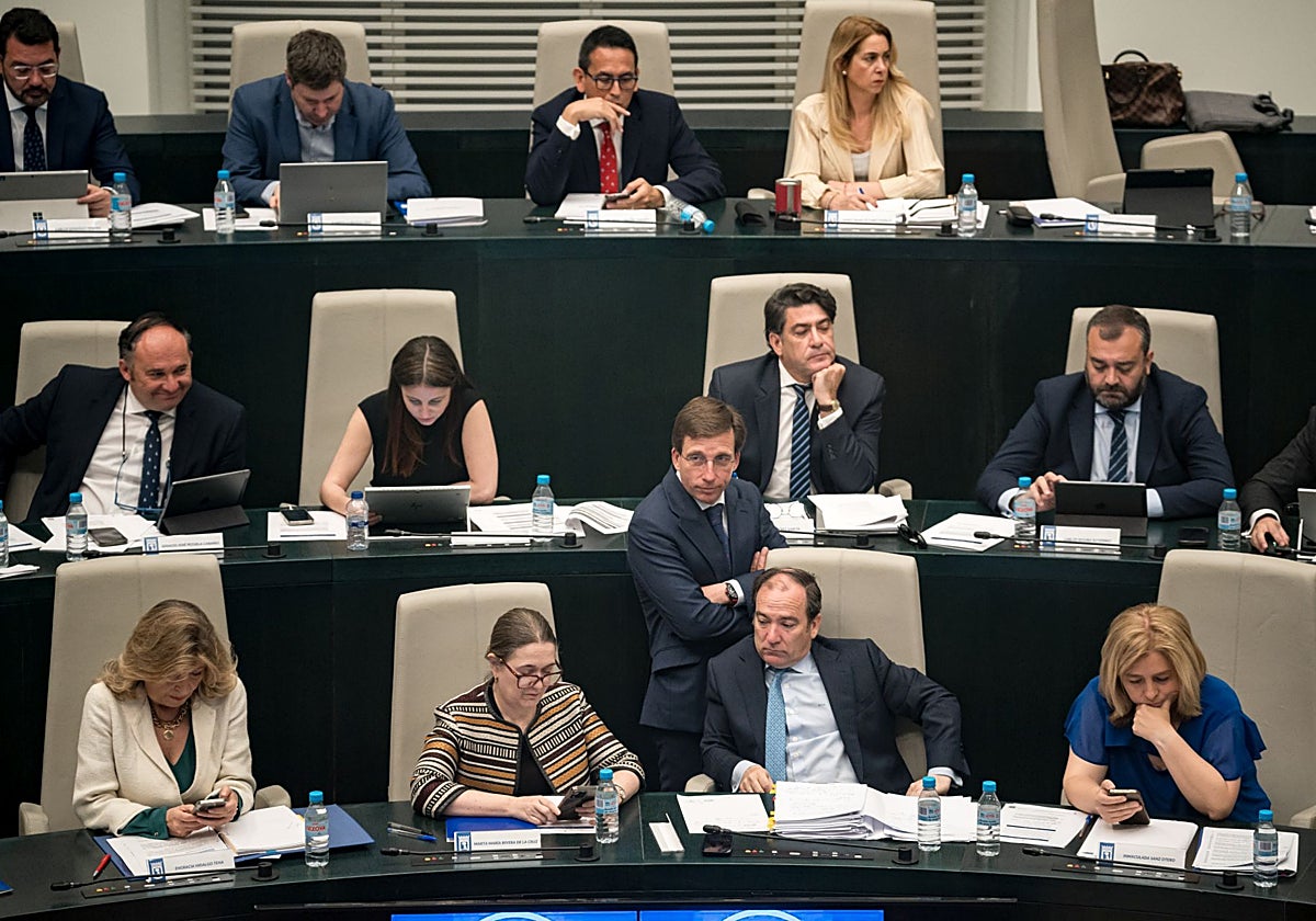 El alcalde, José Luis Martínez-Almeida, de pie entre la bancada del PP, este martes