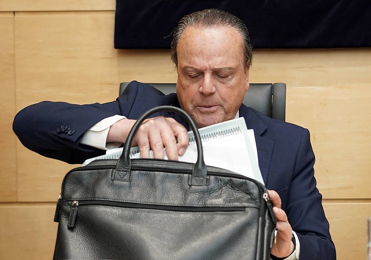 Mario Amilivia, presidente del Consejo de Cuentas, presenta en las Cortes el informe de fiscalización