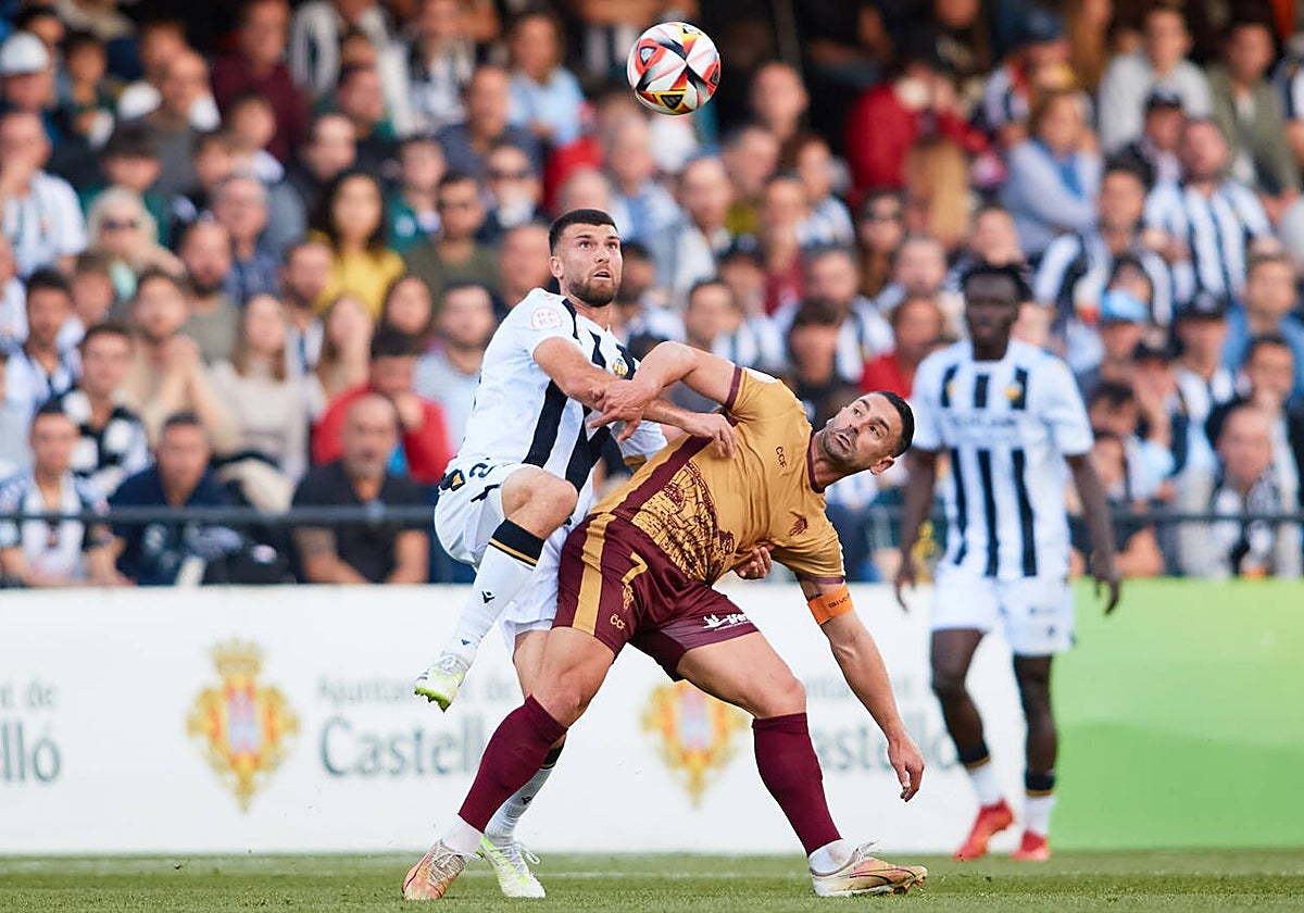 El blanquiverde Kike Márquez pelea el balón durante el partido en Castalia