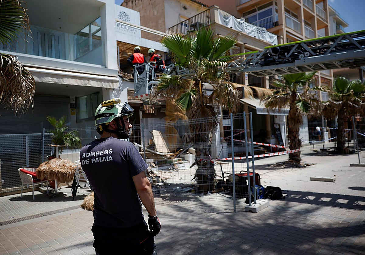 Los bomberos trabajan en el edificio del Medusa Beach Club tras su derrumbe