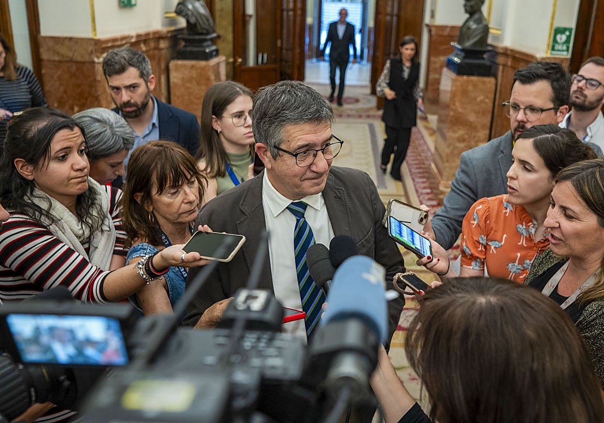 El portavoz del PSOE en el Congreso, Patxi López, en los pasillos de la Cámara Baja