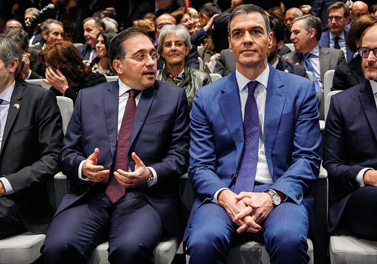 El presidente del Gobierno, Pedro Sánchez, junto al ministro de Exteriores, Jose Manuel Albares
