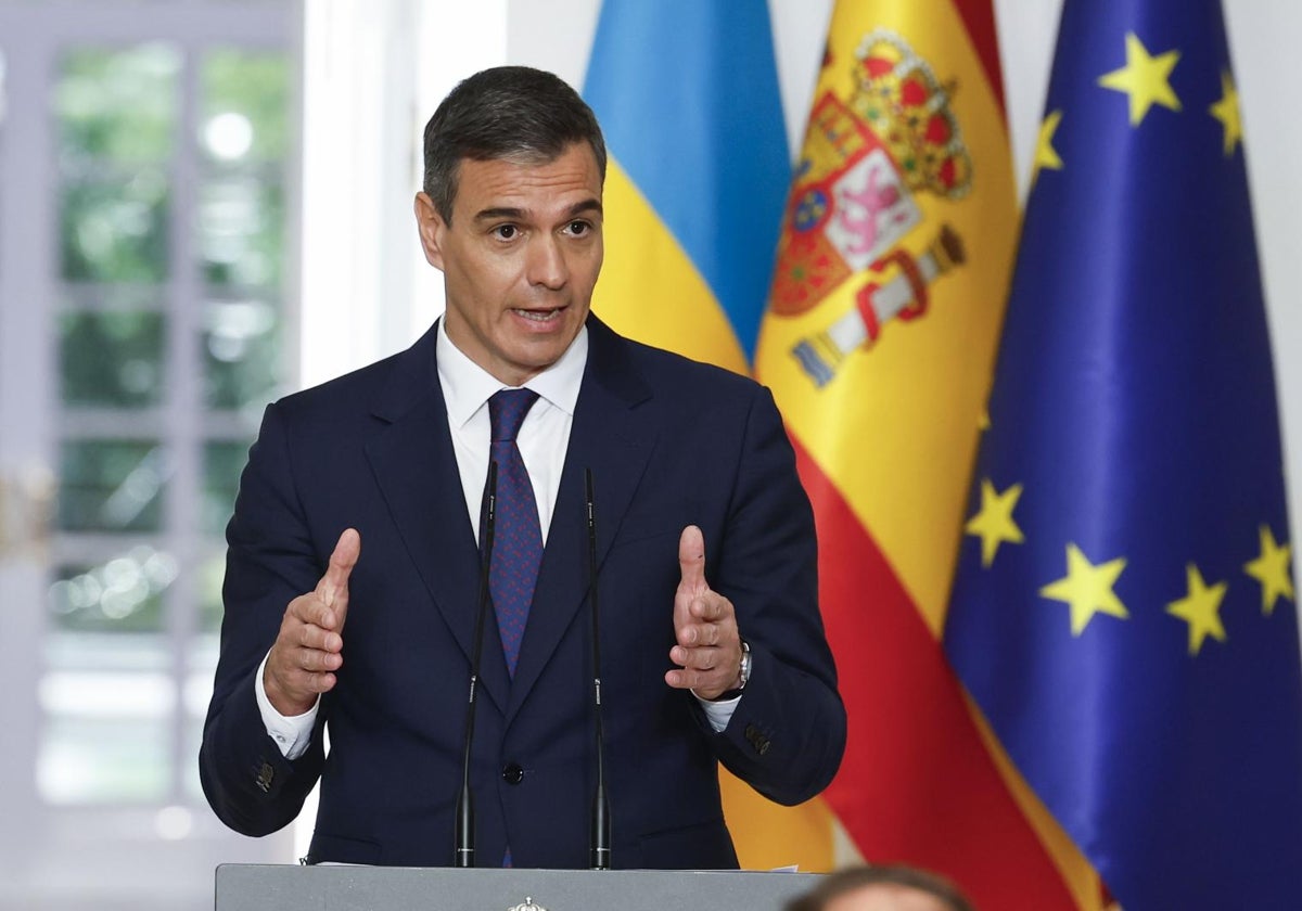 El presidente del Gobierno, Pedro Sánchez, comparece en una rueda de prensa con el presidente de Ucrania, Volodímir Zelenski, este lunes en el palacio de La Moncloa