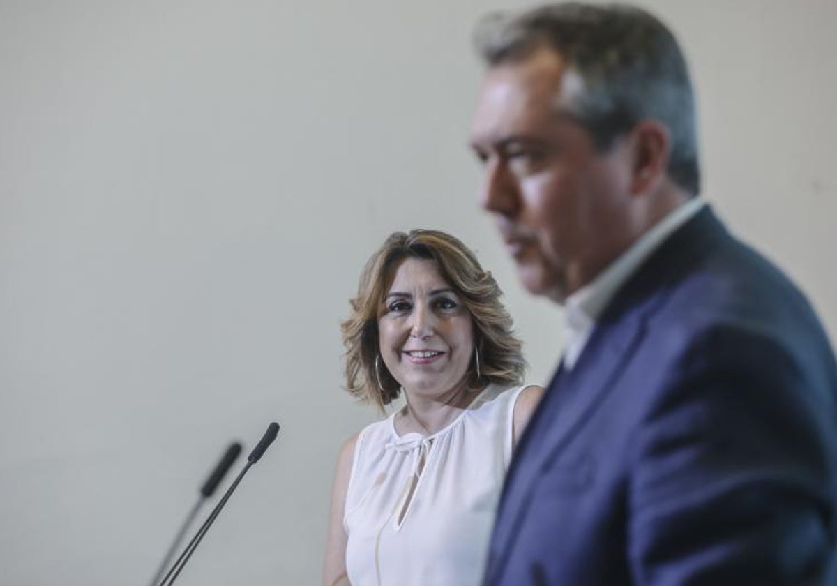 Susana Díaz y Juan Espadas, en 2021 en la rueda de prensa en la que anunciaron el relevo del partido en Andalucía