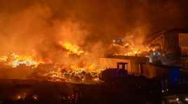 El fuego devora el vertedero de Zonzamas y pone a Lanzarote en máxima tensión