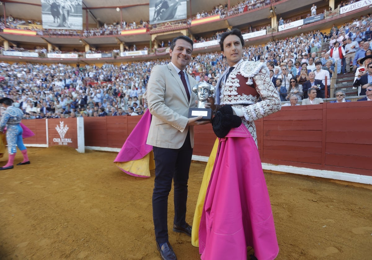 El alcalde de Córdoba entrega a Andrés Roca Rey el premio de la edición anterior en el albero de Los Califas