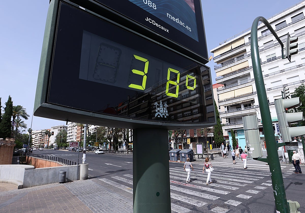 Un termómetro urbano del Centro de Córdoba con 38 grados hace una semana