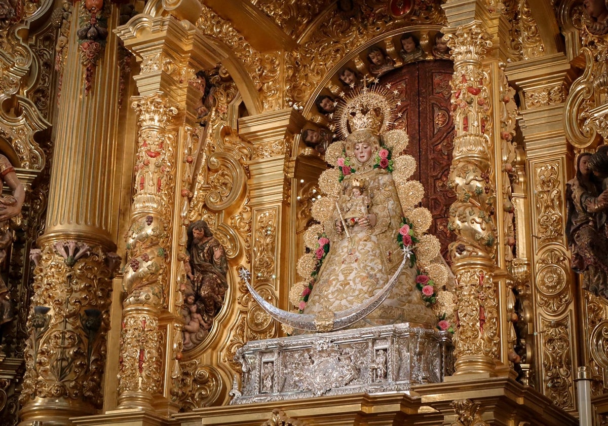 La Virgen del Rocío, entronizada en el camarín del altar de su Santuario