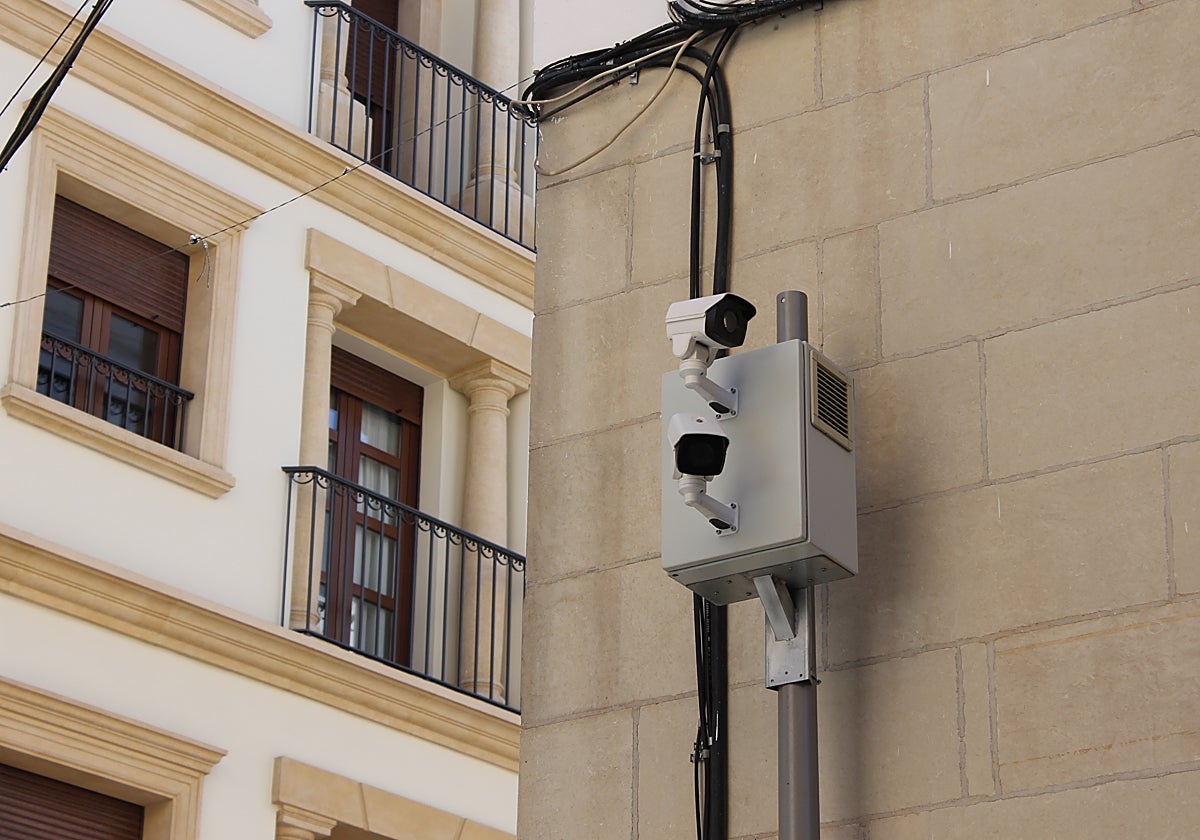 Una cámara de seguridad en Lucena que nunca llegó a funcionar