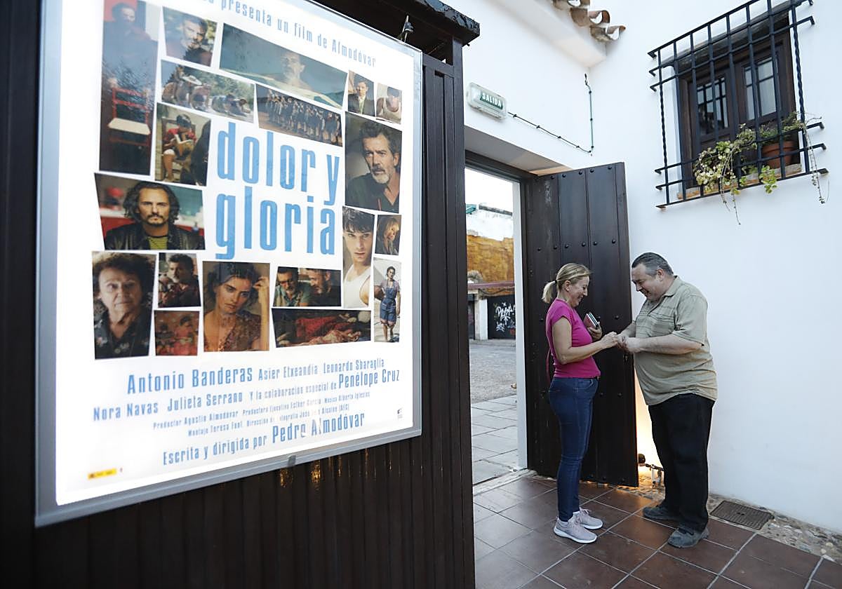 Una mujer entra al cine Fuenseca cuando estaba en funcionamiento