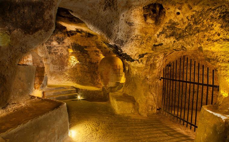 Imagen principal - El pueblo de Valencia que vio nacer a Pablo Motos: tiene un casco antiguo lleno de cuevas y está cerca de un volcán