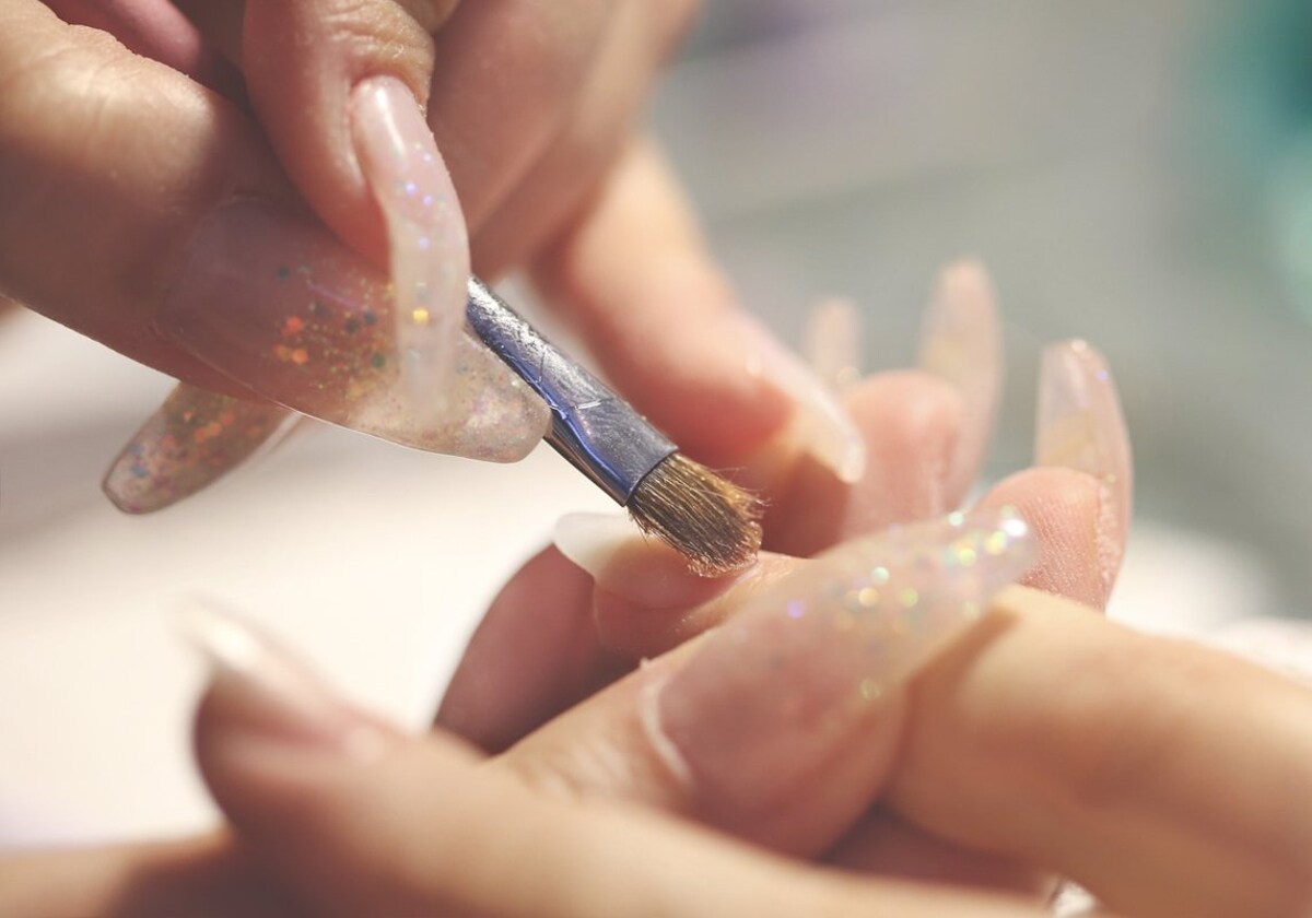 Mujer aplicando gel de uñas