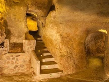 Imagen secundaria 1 - El pueblo de Valencia que vio nacer a Pablo Motos: está cerca de un volcán y tiene un casco antiguo lleno de cuevas