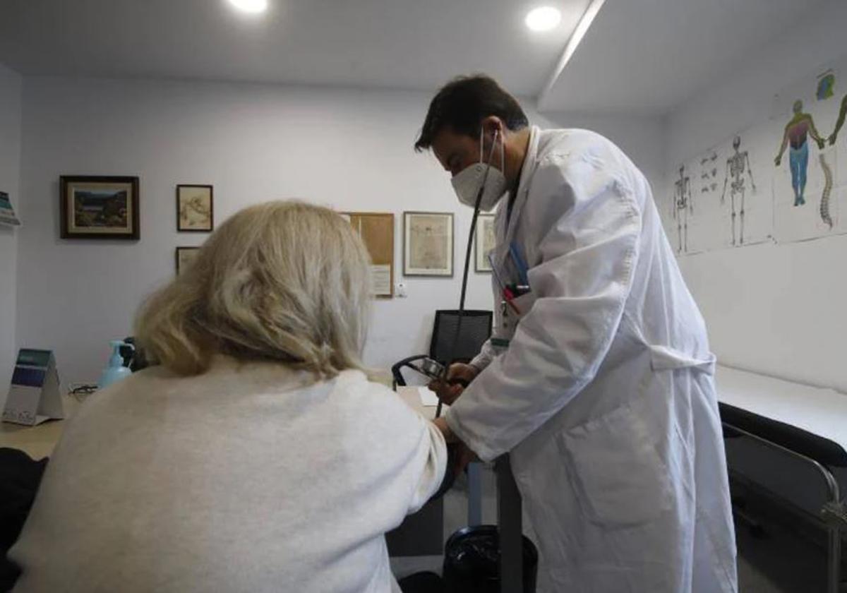 Un médico tomando la tensión a una paciente