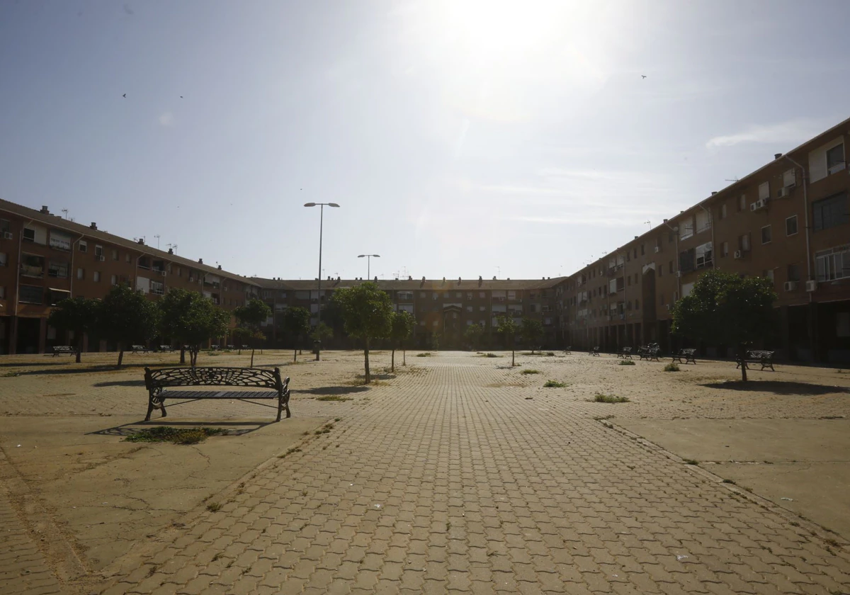 Uno de los patios del barrio de Las Palmeras en Córdoba