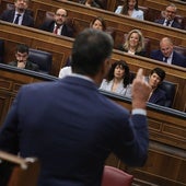 Pedro Sánchez calla sobre su mujer, ataca a la oposición y se abraza a su discurso sobre el «fango»