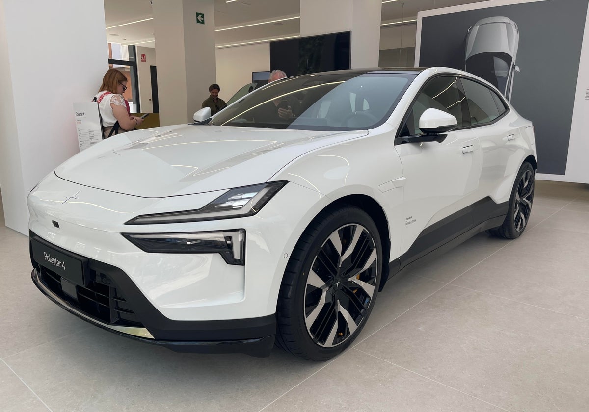 Imagen del Polestar 4 en el nuevo 'Polestar Space' de Valencia