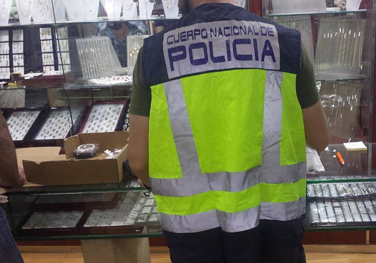 Un agente de la Policía Nacional en un registro en un taller de joyería