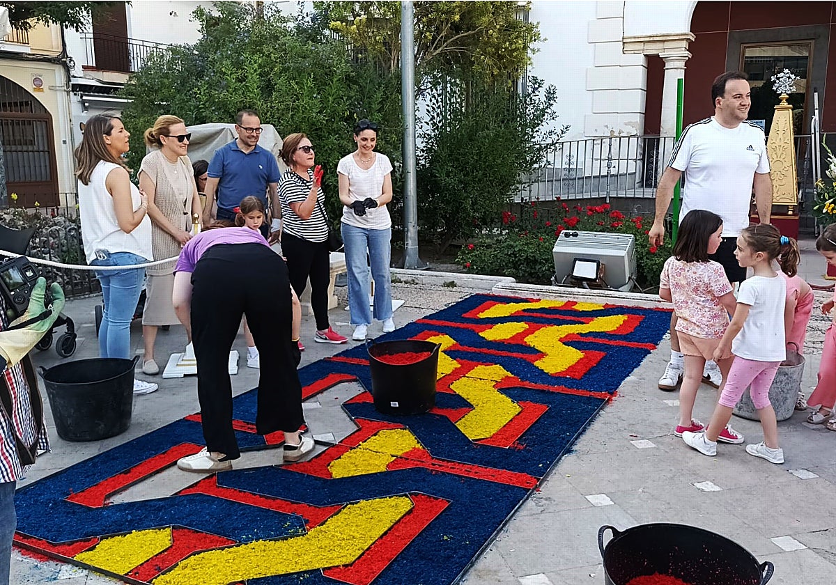 El alcalde, a la derecha, durante los preparativos