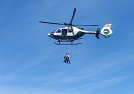 Cae por un barranco con su coche, tiene que ser rescatado en helicóptero y sólo tiene heridas leves