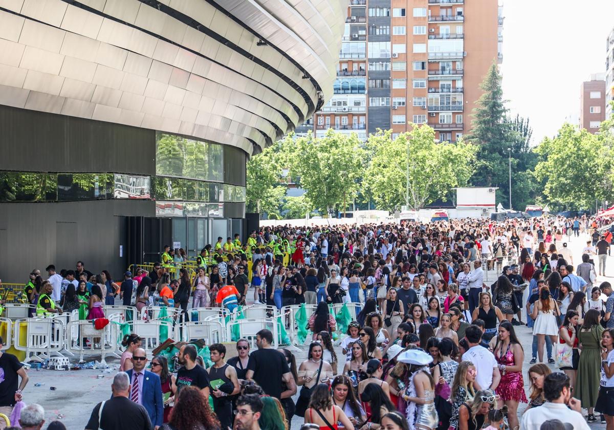 Una vecina del Santiago Bernabéu posa junto al medidor de decibelios