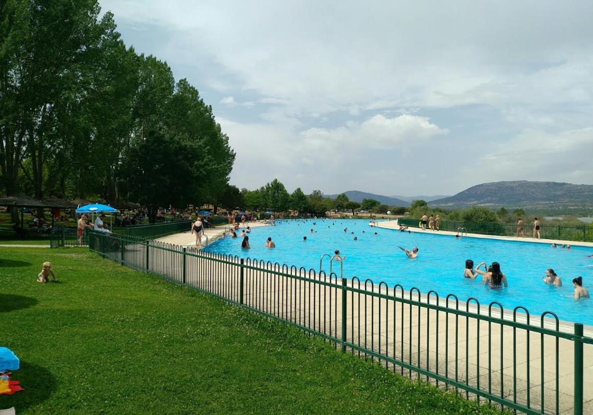 El pueblo con la mayor piscina natural de España: descubre cómo llegar