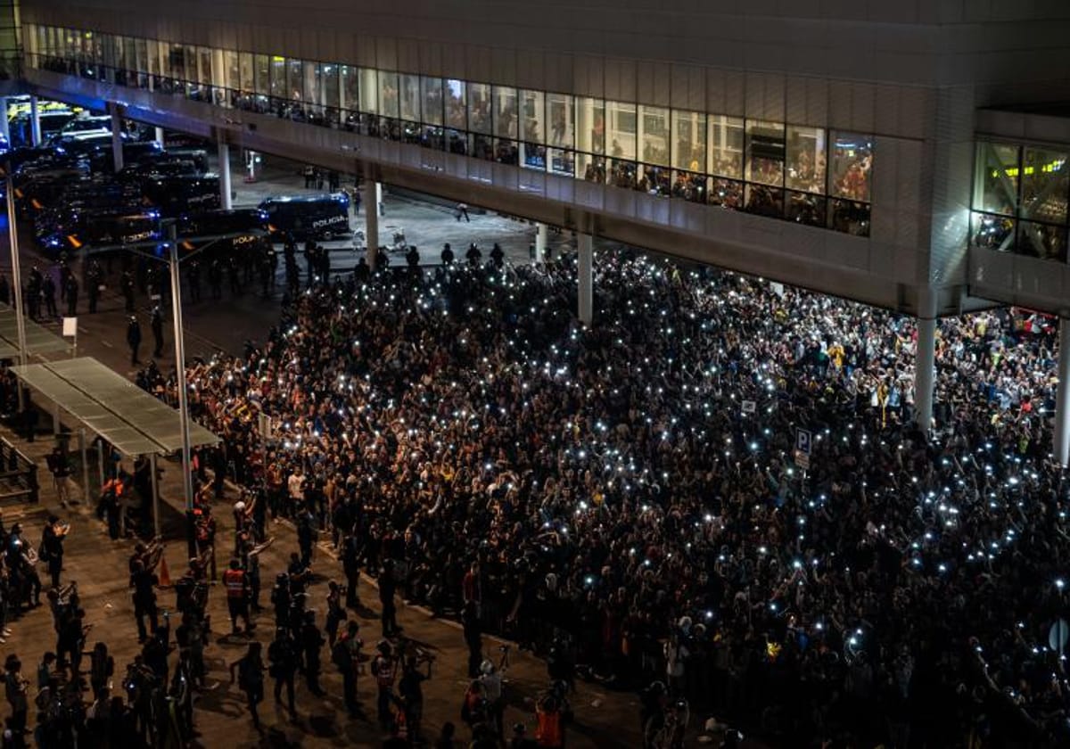 Manifestantes en el aeropuerto de Barcelona, tras la condena del 1-O