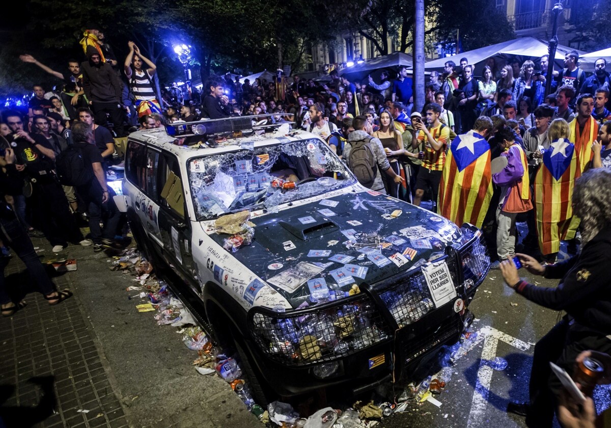 Un coche de la Guardia Civil vandalizado durante el 'procés'