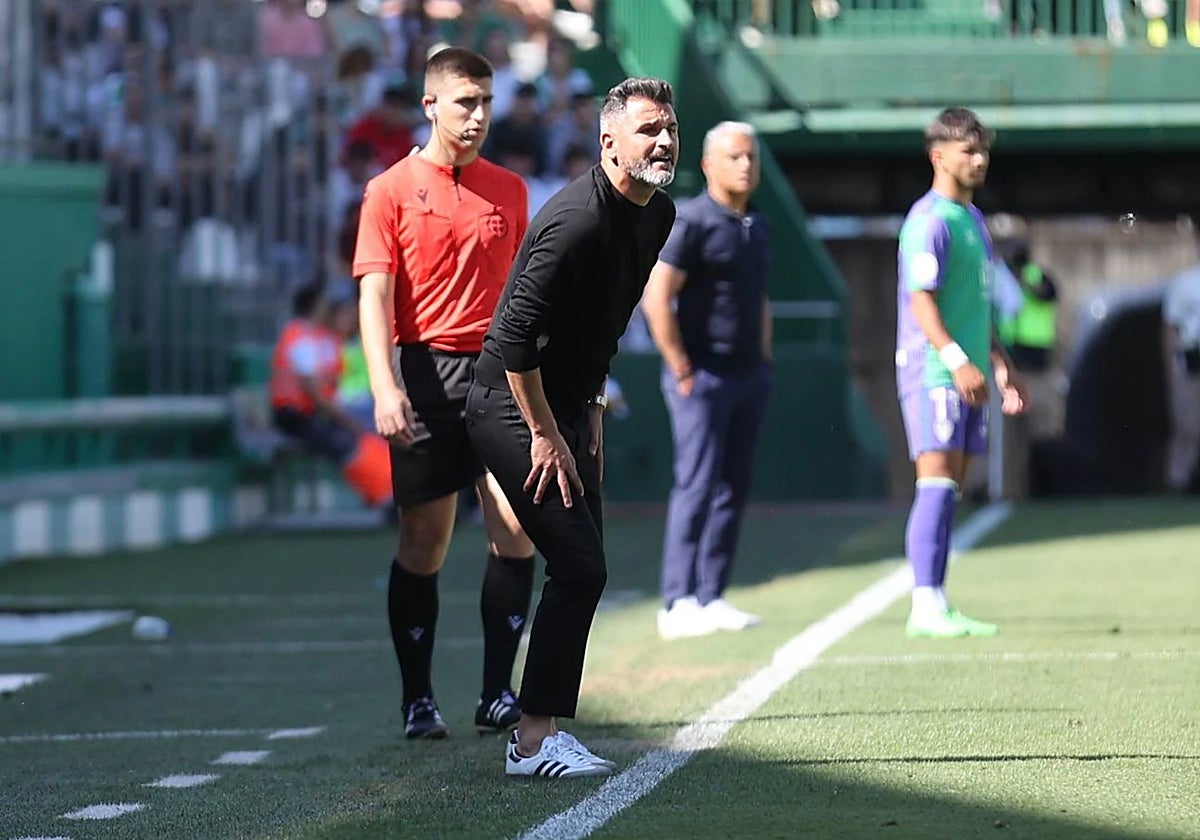 El técnico Iván Ania dirige un partido del Córdoba en la banda de El Arcángel