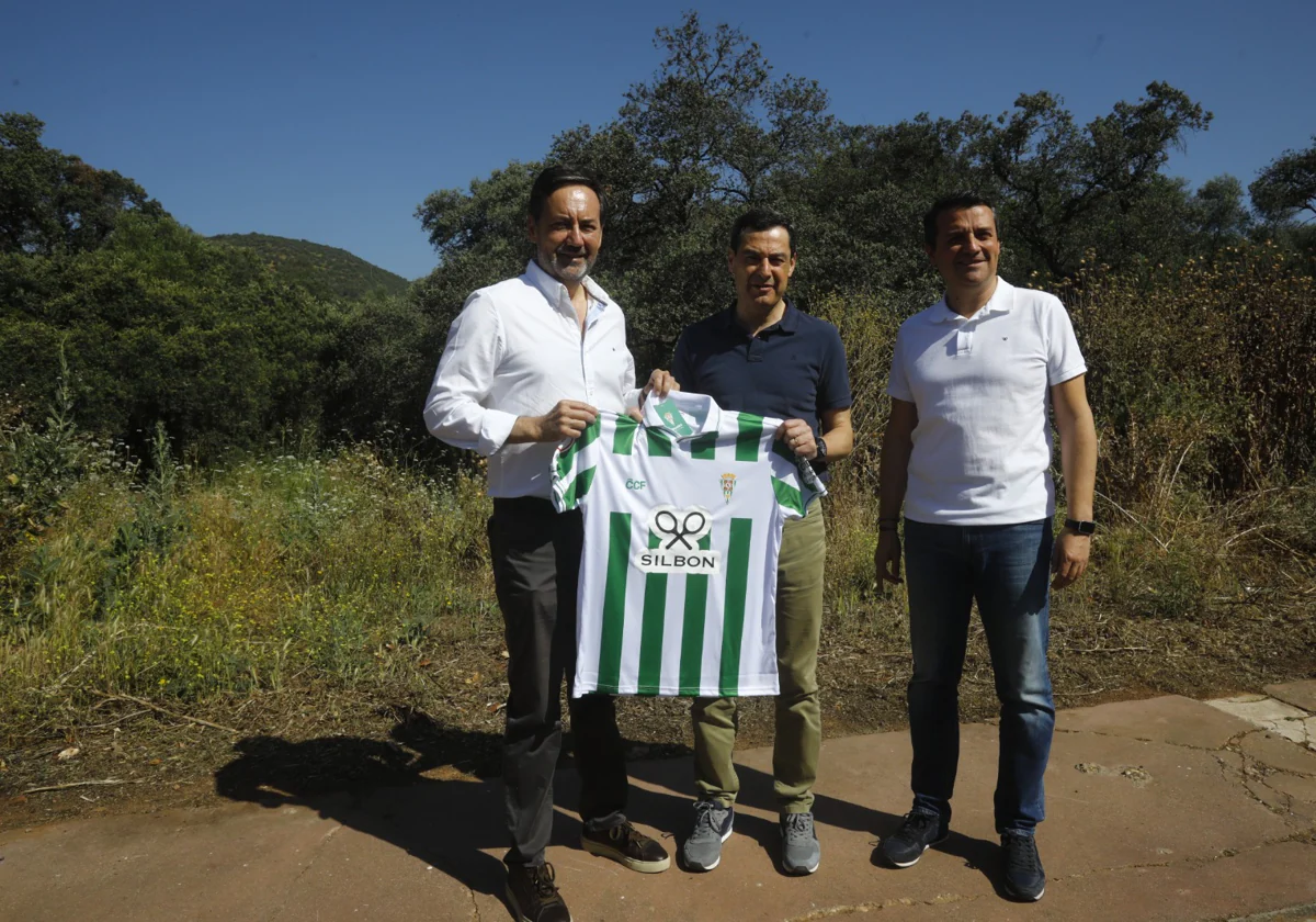 El presidente de la Junta de Andalucía, Juanma Moreno, posa con la camiseta del Córdoba