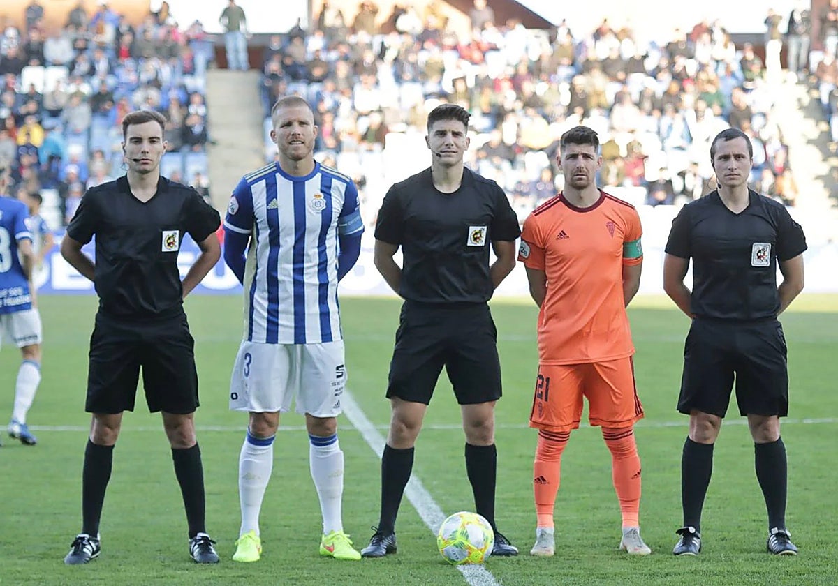 El colegiado catalán junto a Javi Flores en su único partido dirigido al Córdoba
