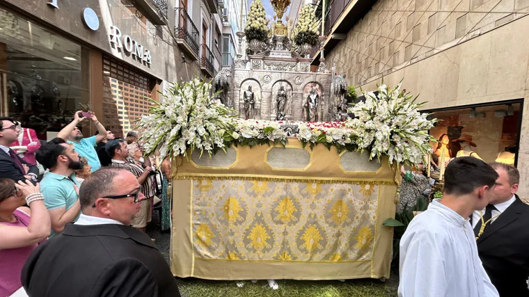 El suelo está cubierto por unas hierbas aromáticas llamadas juncias para que la custodia nunca toque tierra