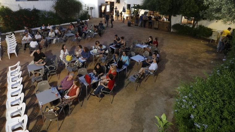 Público viendo una película en el cine Fuenseca cuando estaba abierto