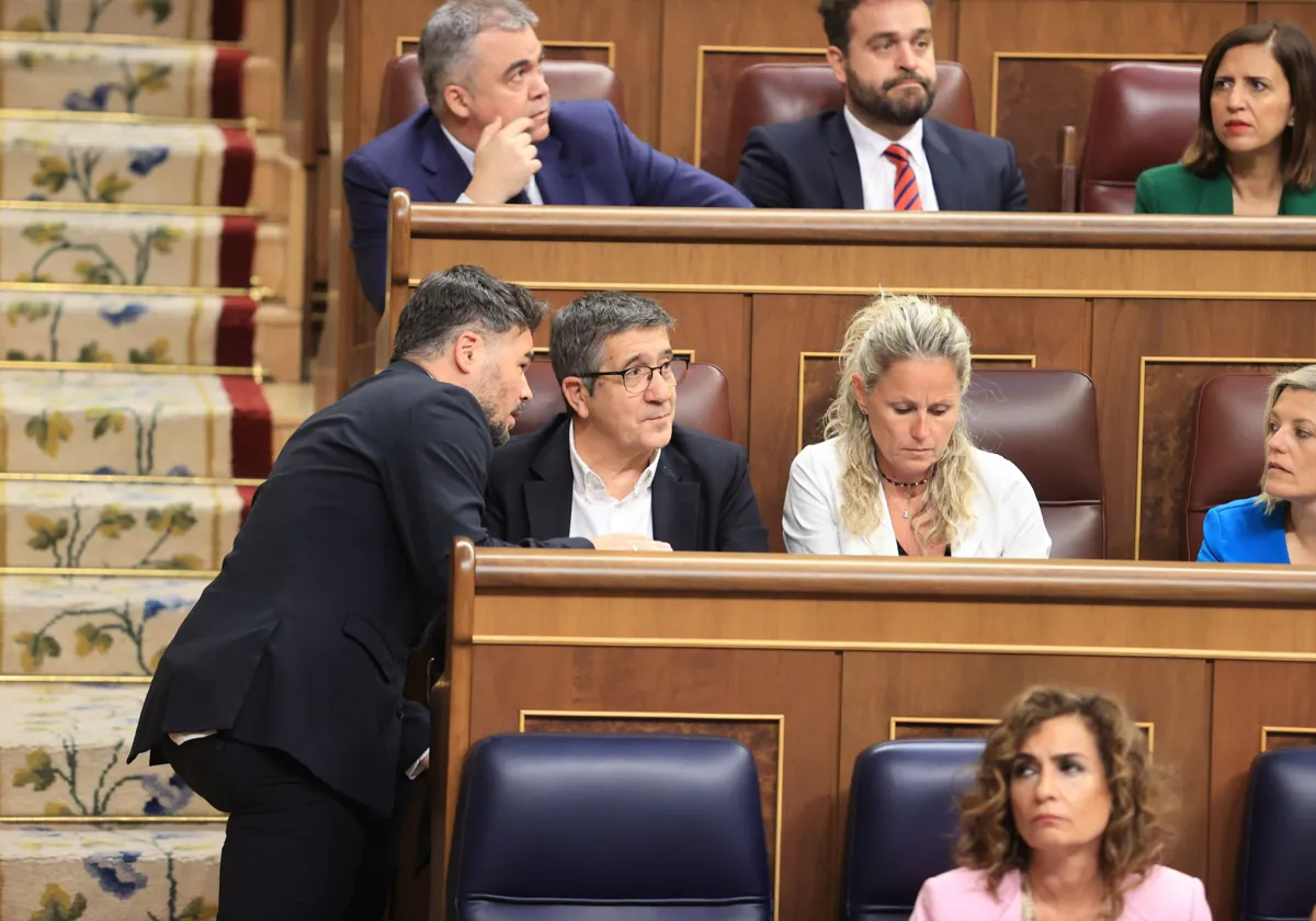 El portavoz de ERC en el Congreso, Gabriel Rufián, conversa con su homólogo del PSOE, Patxi López, durante el pleno que ha aprobado definitivamente la ley de amnistía