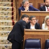 El portavoz de ERC en el Congreso, Gabriel Rufián, conversa con su homólogo del PSOE, Patxi López, durante el pleno que ha aprobado definitivamente la ley de amnistía