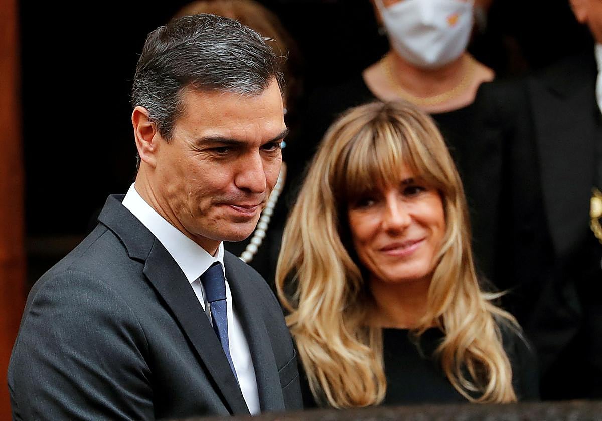 El presidente del Gobierno, Pedro Sánchez, junto a su esposa, Begoña Gómez.