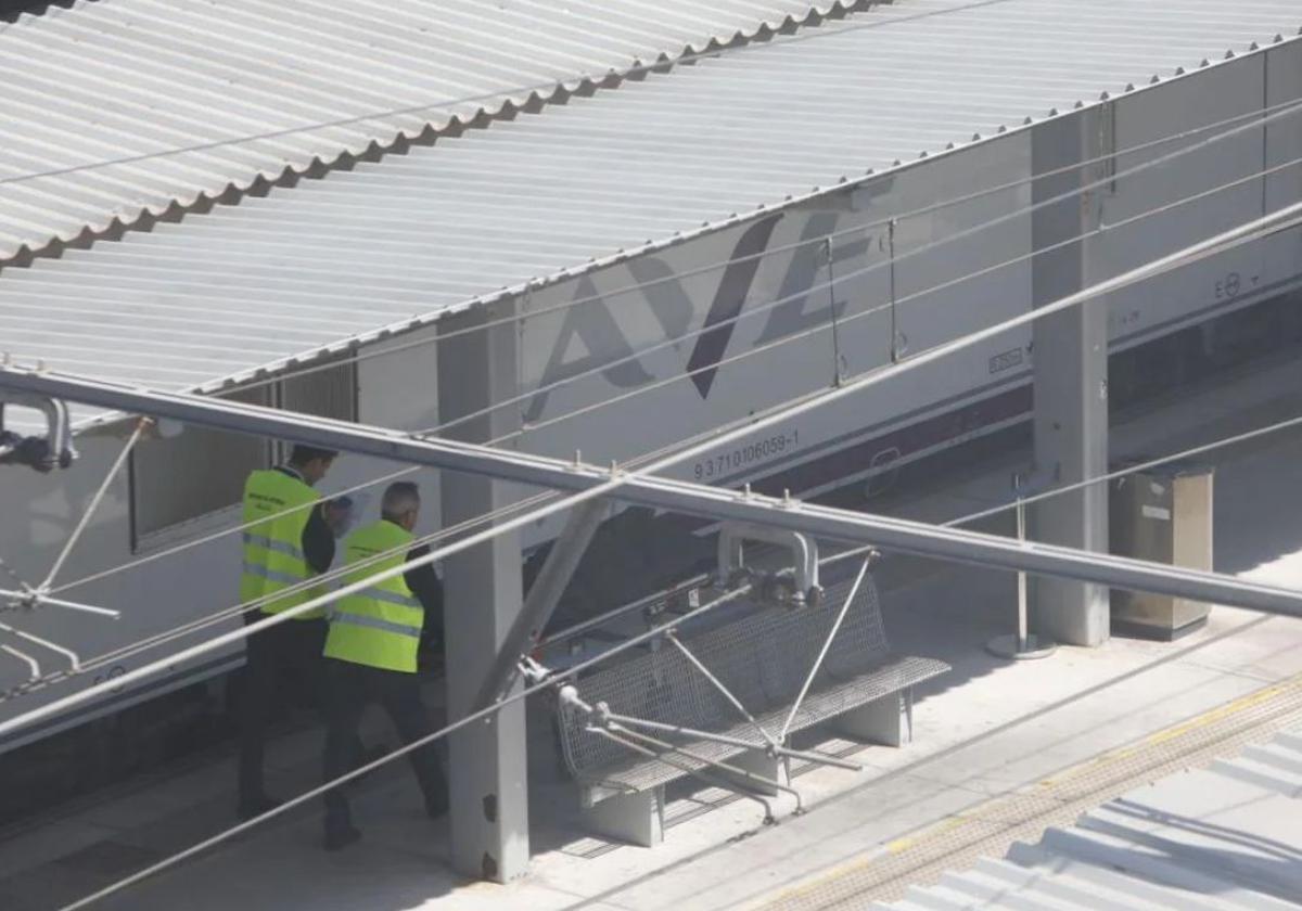 Dos trabajadores en la estación de tren gijonesa